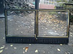 Двукрила вратичка за камина с месингова рамка и обков.